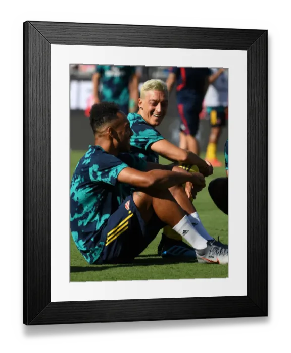 Framed Print : Arsenal's Ozil and Aubameyang Prepare for Action against ACF Fiorentina in 2019 International Champions Cup, Charlotte