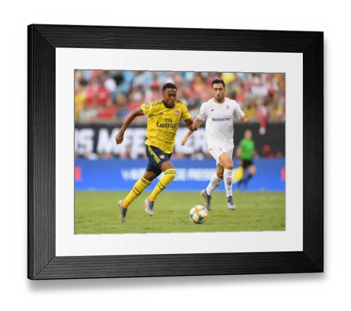 Framed Print : Arsenal's Joe Willock Goes Head-to-Head with Fiorentina's Jaime Baez in International Champions Cup Clash