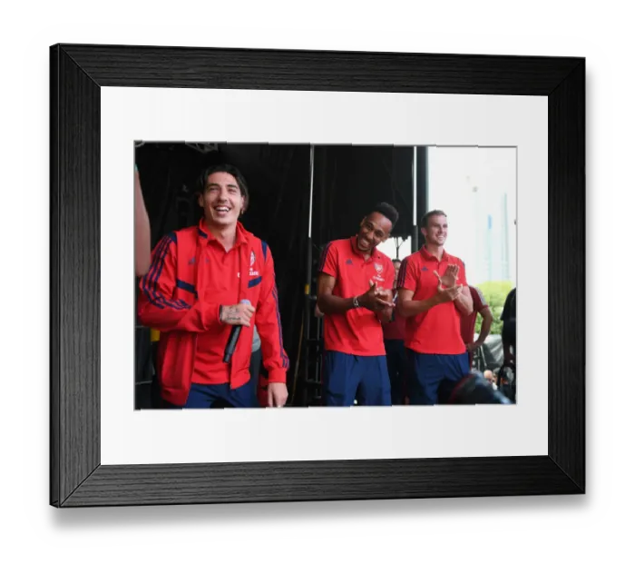 Framed Print : Arsenal Stars Mingle with Fans Before Arsenal v Fiorentina in 2019 International Champions Cup Framed Print : Arsenal Stars Mingle with Fans Before Arsenal v Fiorentina in 2019 International Champions Cup