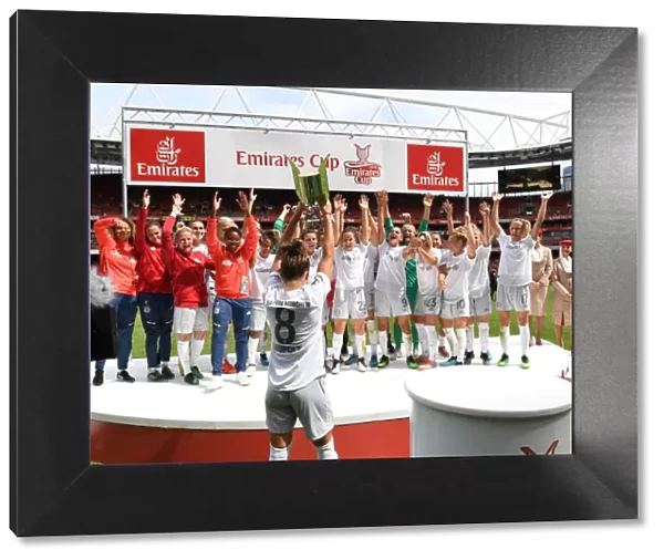 Bayern Munich Celebrate Emirates Cup Victory over Arsenal Women (2019-20)