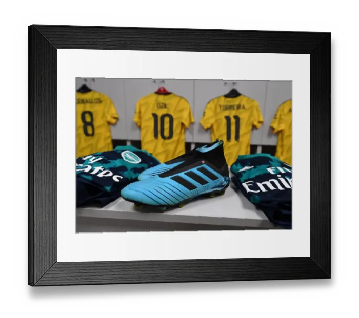 Framed Print : Mesut Ozil's Pre-Match Routine: Arsenal vs. FC Barcelona (2019-20)