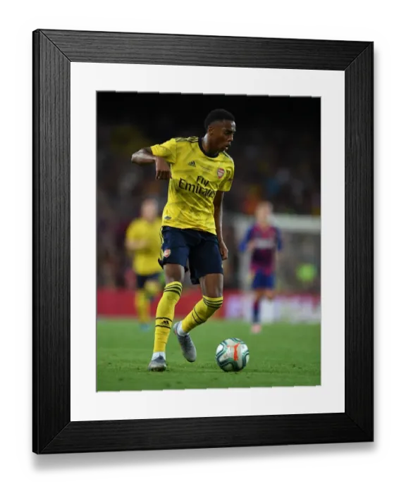 Framed Print : FC Barcelona vs. Arsenal: Joe Willock in Action at the 2019 Pre-Season Friendly Framed Print : FC Barcelona vs. Arsenal: Joe Willock in Action at the 2019 Pre-Season Friendly