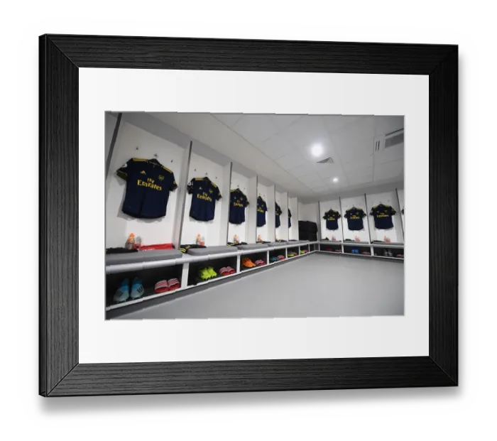 Framed Print : Arsenal's Anfield Showdown: Pre-Match Huddle in the Changing Room (Liverpool vs Arsenal, 2019-20)