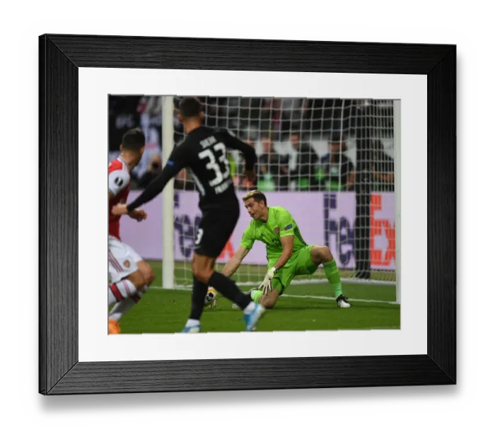 Framed Print : Arsenal's Emi Martinez in Action against Eintracht Frankfurt in UEFA Europa League Group F Framed Print : Arsenal's Emi Martinez in Action against Eintracht Frankfurt in UEFA Europa League Group F