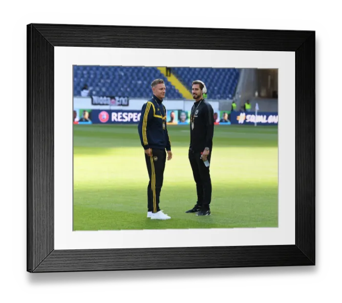 Framed Print : Arsenal's Bernd Leno Faces Off Against Eintracht Frankfurt's Kevin Trapp in Europa League Clash