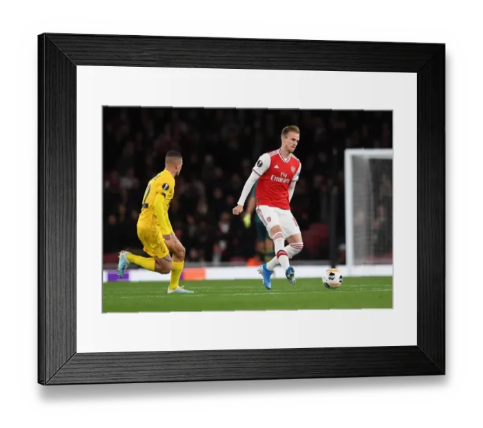 Framed Print : Arsenal vs Standard Liege: Europa League Showdown at Emirates Stadium