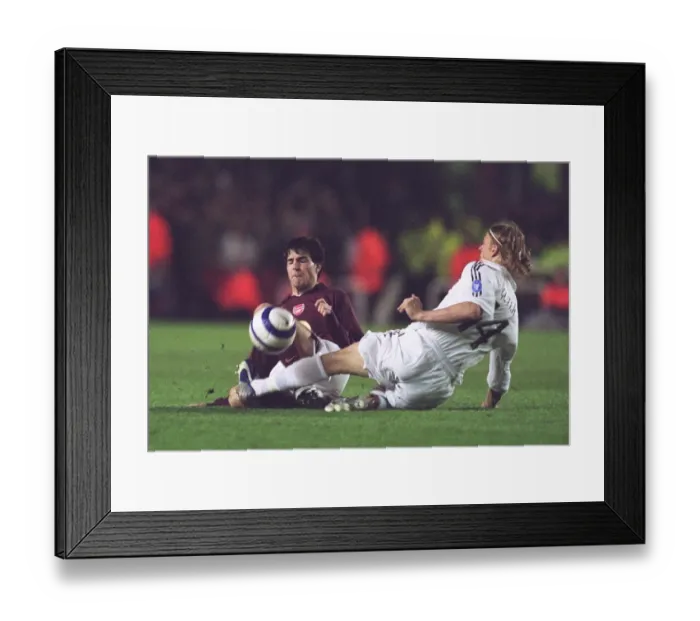 Framed Print : Cesc Fabregas (Arsenal) Jose Maria Guti (Real Madrid)