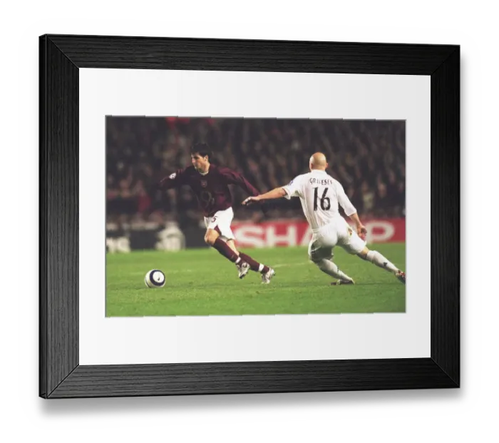 Framed Print : Cesc Fabregas (Arsenal) Thomas Gravesen (Real Madrid) Framed Print : Cesc Fabregas (Arsenal) Thomas Gravesen (Real Madrid)