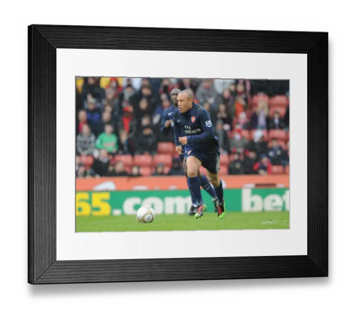 Framed Print : Mikael Silvestre's FA Cup Heartbreak: Arsenal's 3-1 Defeat at Stoke City (2010)