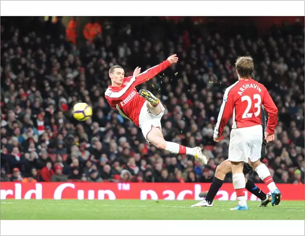 Thomas Vermaelen shoots past Man United goalkeeper Edwin van der Saar to score the Arsenal goal
