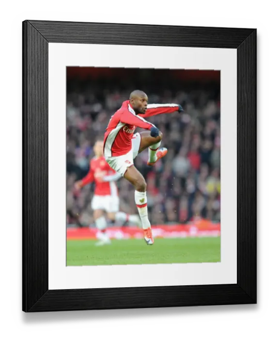 Framed Print : Manchester United's Triumph: Scholes Outshines Gallas in Arsenal Showdown (31 / 10 / 2010) Framed Print : Manchester United's Triumph: Scholes Outshines Gallas in Arsenal Showdown (31 / 10 / 2010)