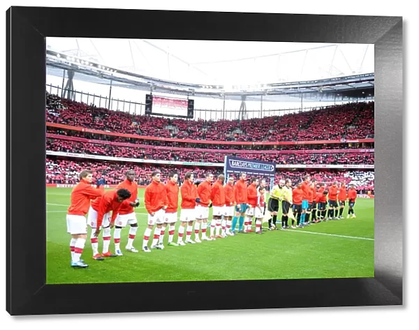 Arsenal and Man United players line up before the match. Arsenal 1: 3 Manchester United