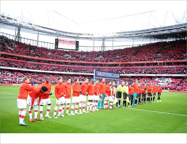 Arsenal and Man United players line up before the match. Arsenal 1: 3 Manchester United