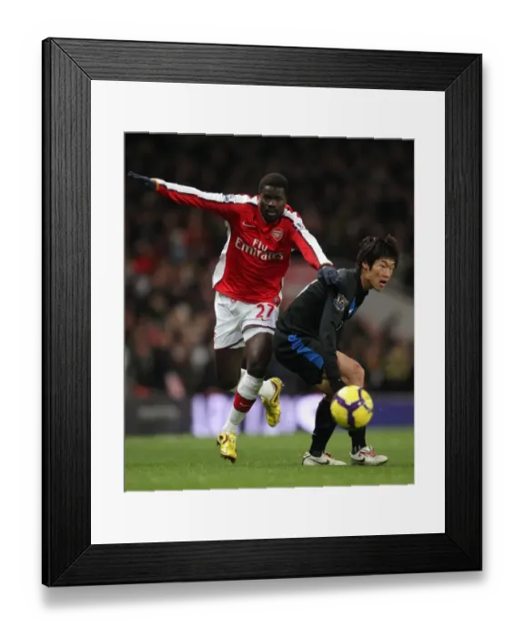 Framed Print : Emmanuel Eboue (Arsenal) Ji-Sung Park (Man Utd). Arsenal 1: 3 Manchester United