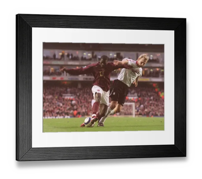Framed Print : Emmanuel Eboue (Arsenal) Sami Hyypia (Liverpool). Arsenal 2: 1 Liverpool