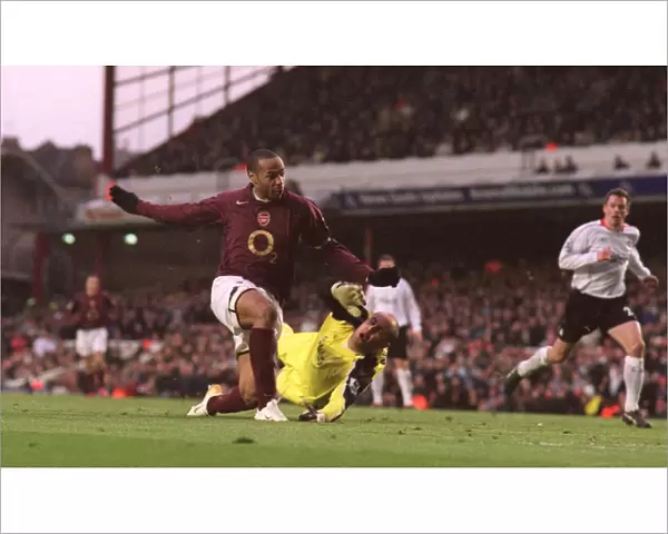Thierry Henry scores Arsenals 2nd goal past Pepe Reina (Liverpool)