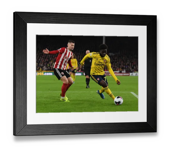 Framed Print : Bukayo Saka vs Ollie Norwood: Battle at Bramall Lane - Sheffield United vs Arsenal FC, Premier League 2019-20