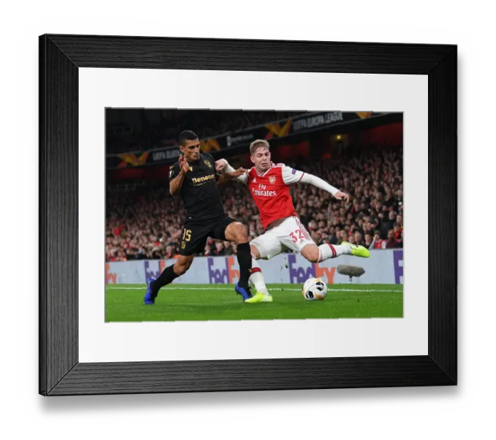 Framed Print : Arsenal vs Vitoria Guimaraes: Tense Moment as Emile Smith Rowe Crosses Under Pressure in Europa League Clash