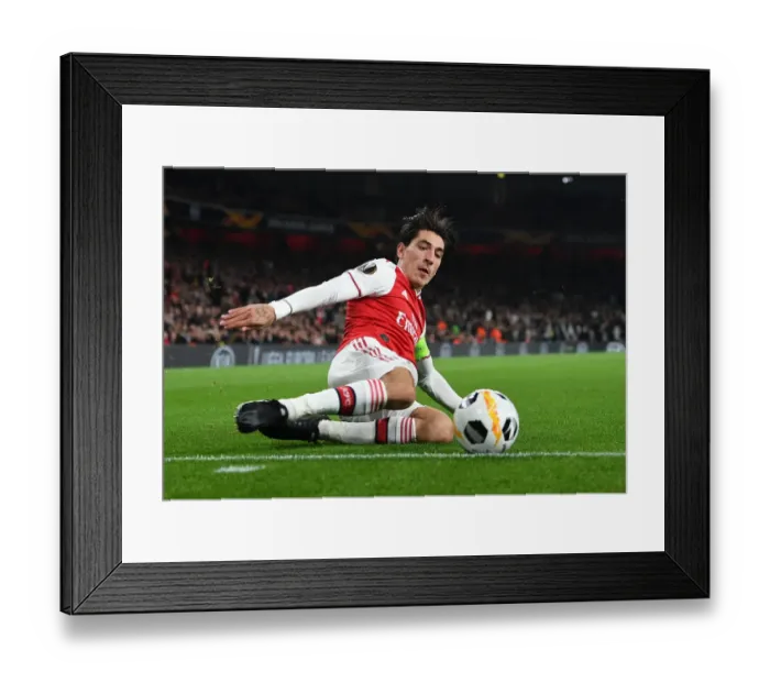 Framed Print : Arsenal's Hector Bellerin in Action against Vitoria Guimaraes in UEFA Europa League Group Stage