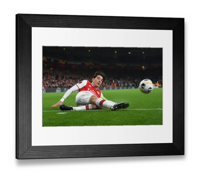 Framed Print : Arsenal's Hector Bellerin in Action during Europa League Clash against Vitoria Guimaraes Framed Print : Arsenal's Hector Bellerin in Action during Europa League Clash against Vitoria Guimaraes