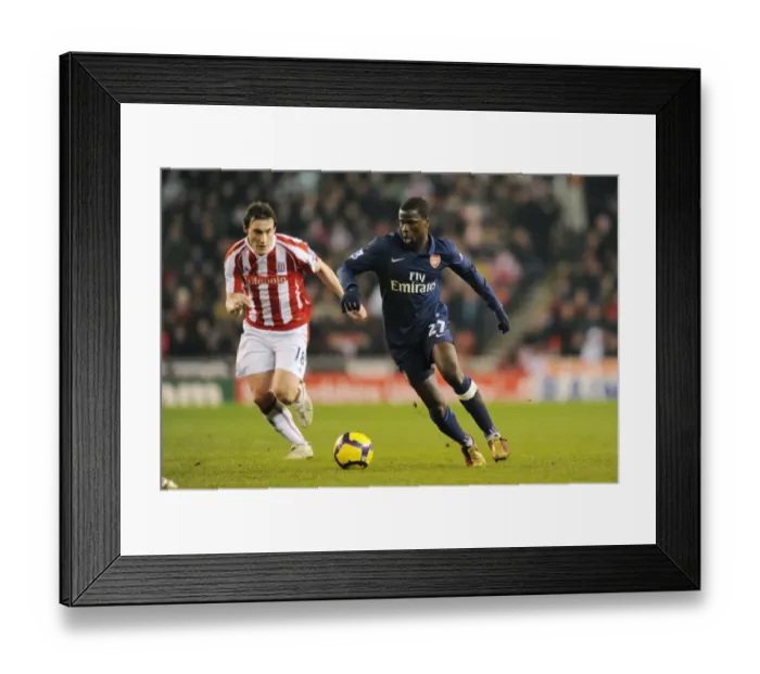 Framed Print : Emmanuel Eboue (Arsenal) Dean Whitehead (Stoke). Stoke City 1: 3 Arsenal