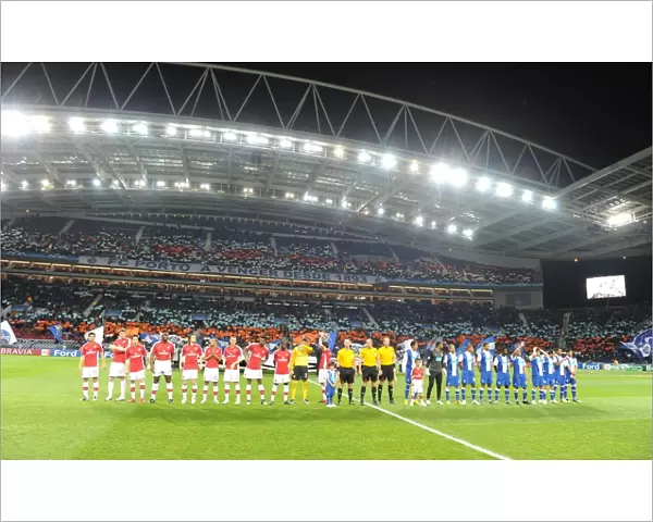 Arsenal and Porto players line up before the match. FC Porto 2: 1 Arsenal