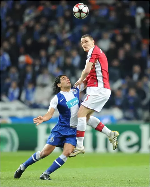 Thomas Vermaelen (Arsenal) Falcao (Porto). FC Porto 2: 1 Arsenal, UEFA Champions League