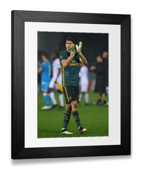 Framed Print : Arsenal's Emiliano Martinez Celebrates with Fans after Vitoria Guimaraes Victory in Europa League