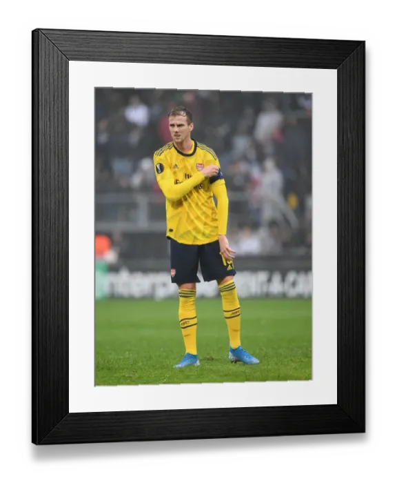 Framed Print : Rob Holding in Action: Arsenal's Europa League Battle against Vitoria Guimaraes