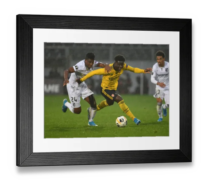 Framed Print : Arsenal's Bukayo Saka Outshines Vitoria Guimaraes: Europa League Victory