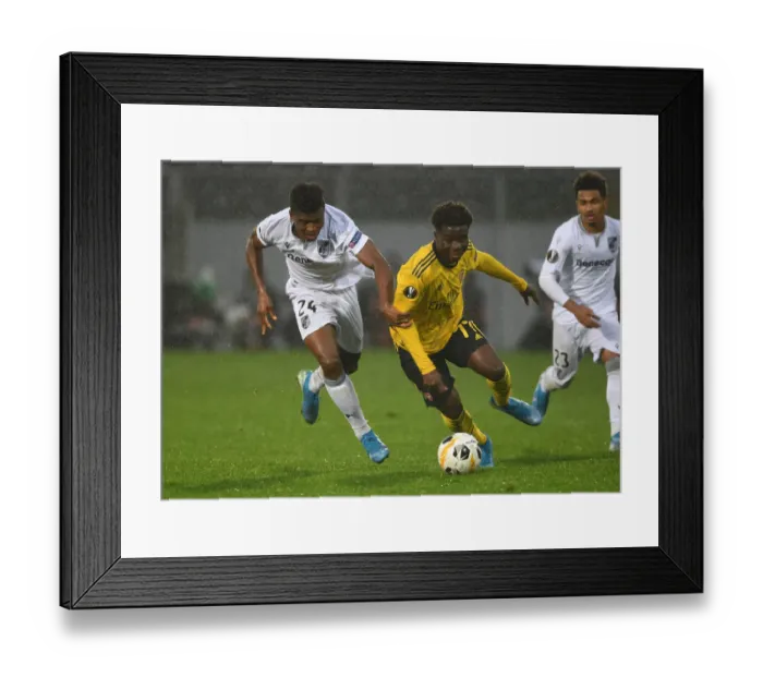 Framed Print : Bukayo Saka Drives Past Vitoria Guimaraes: Arsenal's Europa League Battle
