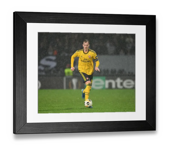 Framed Print : Rob Holding in Action: Arsenal's Europa League Battle against Vitoria Guimaraes