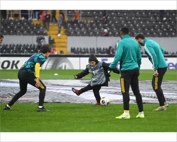 Arsenal Players Engage in Pre-Match Fun with Ballboy Ahead of Vitoria Guimaraes Clash, UEFA Europa League 2019-20