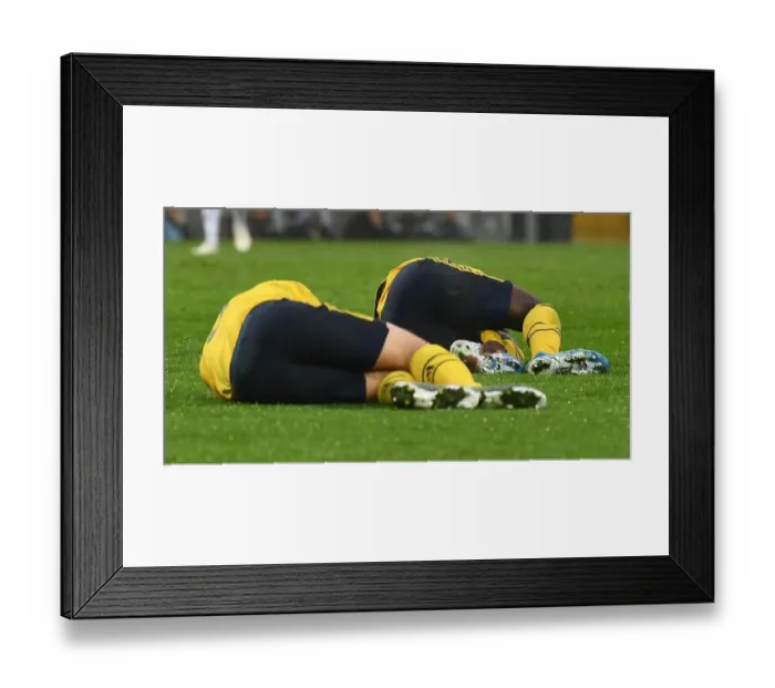 Framed Print : Arsenal's Injured Duo Saka and Tierney Down during Vitoria SC Clash (UEFA Europa League 2019-20)