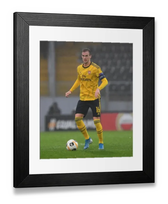 Framed Print : Arsenal's Rob Holding in Action against Vitoria Guimaraes in UEFA Europa League Group Stage Framed Print : Arsenal's Rob Holding in Action against Vitoria Guimaraes in UEFA Europa League Group Stage