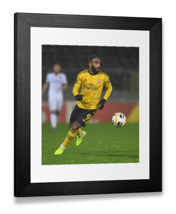 Framed Print : Arsenal's Lacazette in Action against Vitoria Guimaraes in Europa League Group Stage Framed Print : Arsenal's Lacazette in Action against Vitoria Guimaraes in Europa League Group Stage