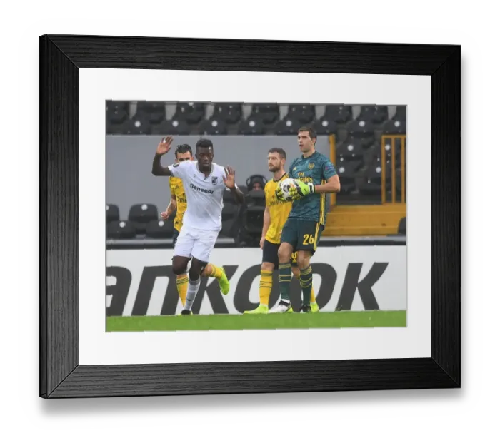 Framed Print : Arsenal's Emi Martinez in Action against Vitoria Guimaraes in UEFA Europa League Group Stage