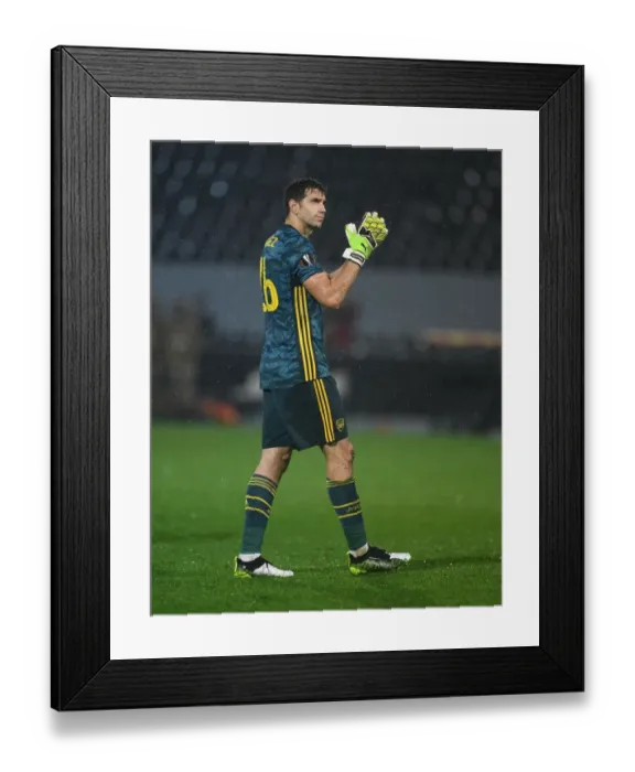 Framed Print : Arsenal's Emi Martinez Celebrates with Fans after Vitoria Guimaraes Victory in Europa League