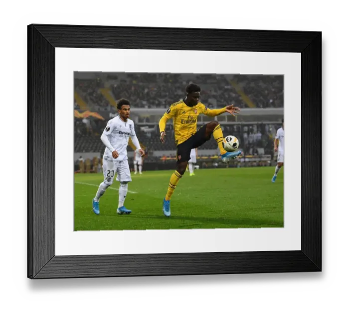Framed Print : Bukayo Saka vs. Marcus Edwards: A Clash of Skills in Vitoria Guimaraes vs. Arsenal, UEFA Europa League, 2019