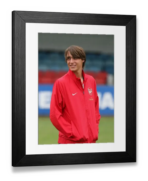 Framed Print : Ignasi Miquel (Arsenal). Maidenhead 1: 7 Arsenal. Pre Season Friendly. York Road