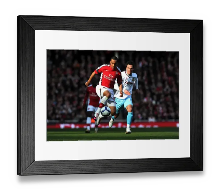 Framed Print : Theo Walcott (Arsenal) Daniel Fox (Burnley). Arsenal 3: 1 Burnley, Barclays Premier League