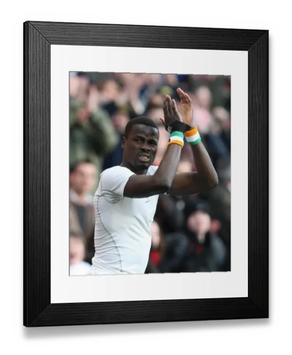 Framed Print : Emmanuel Eboue (Arsenal) claps the fans ater the match. Arsenal 3: 1 Burnley