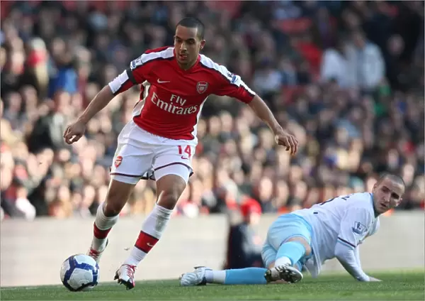 Theo Walcott (Arsenal) Martin Paterson (Burnley). Arsenal 3: 1 Burnley. Barclays Premier League