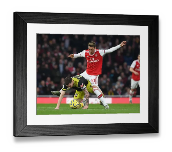 Framed Print : Arsenal vs Southampton: Ozil vs Hojbjerg - The Emirates Showdown Framed Print : Arsenal vs Southampton: Ozil vs Hojbjerg - The Emirates Showdown