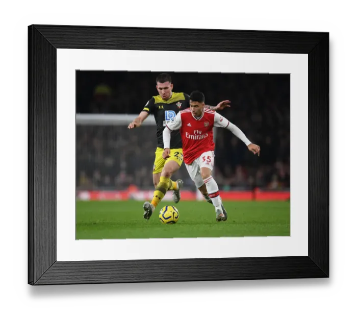 Framed Print : Arsenal's Martinelli Outmaneuvers Southampton's Hojbjerg in Premier League Clash