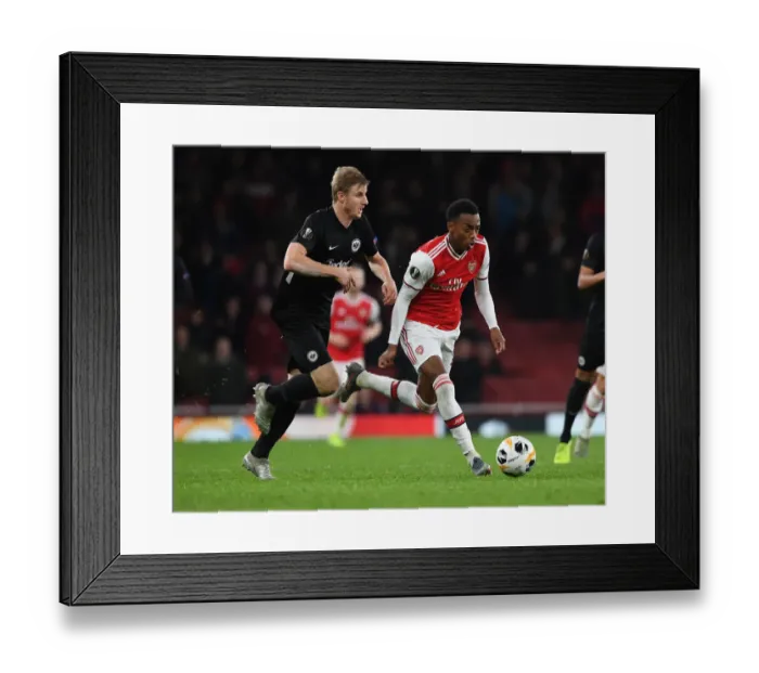 Framed Print : Arsenal's Joe Willock Outmaneuvers Eintracht Frankfurt's Martin Hinteregger in Europa League Clash