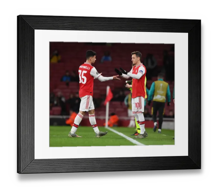 Framed Print : Arsenal Welcome Eintracht Frankfurt: Ozil Subs In for Martinelli in Europa League Clash