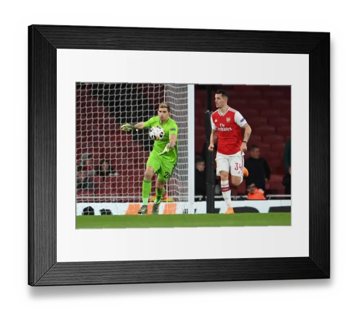 Framed Print : Arsenal vs Eintracht Frankfurt: Emi Martinez in Action - UEFA Europa League 2019-20