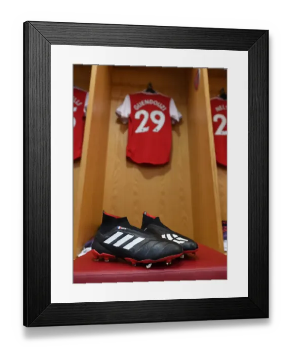Framed Print : Arsenal FC: Matteo Guendouzi's Pre-Match Ritual vs Brighton & Hove Albion (2019-20)