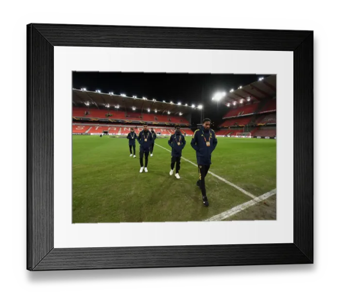 Framed Print : Arsenal Players Explore Standard Liege Pitch Ahead of Europa League Clash
